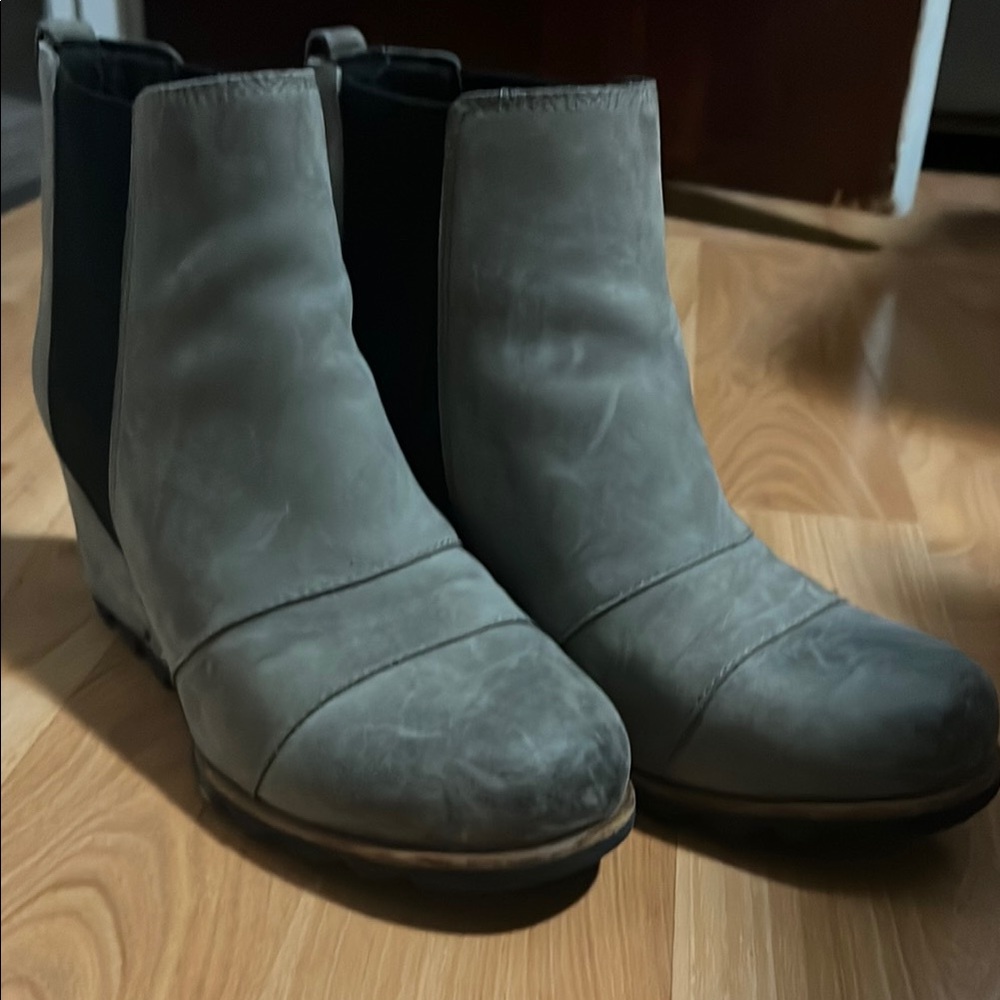 Sorel Joan of Arctic Gray Ankle Boots with Elastic Panels
